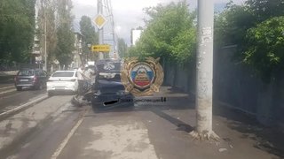 На улице Чернышевского легковушка влетела в столб