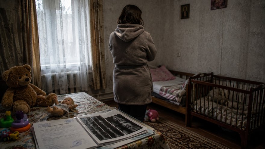 Опекунша умышленно сломала позвоночник 4-летней девочке: новое решение суда