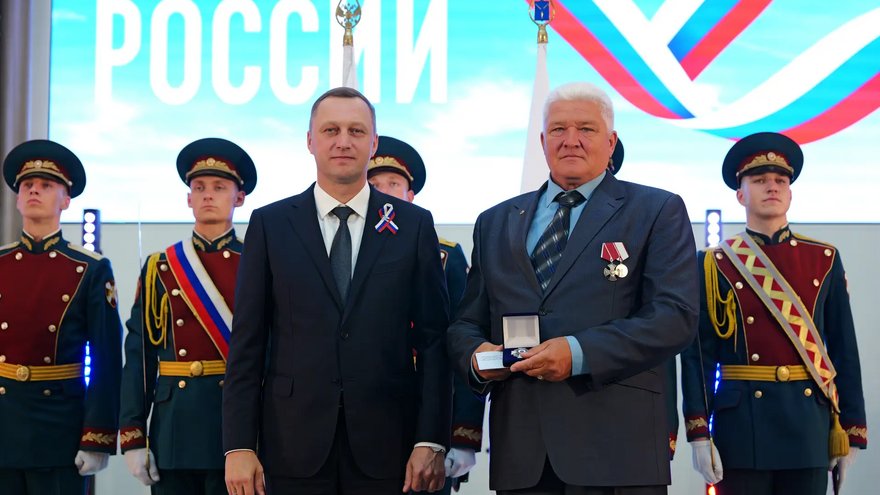 Саратовский губернатор наградил мать 10 детей