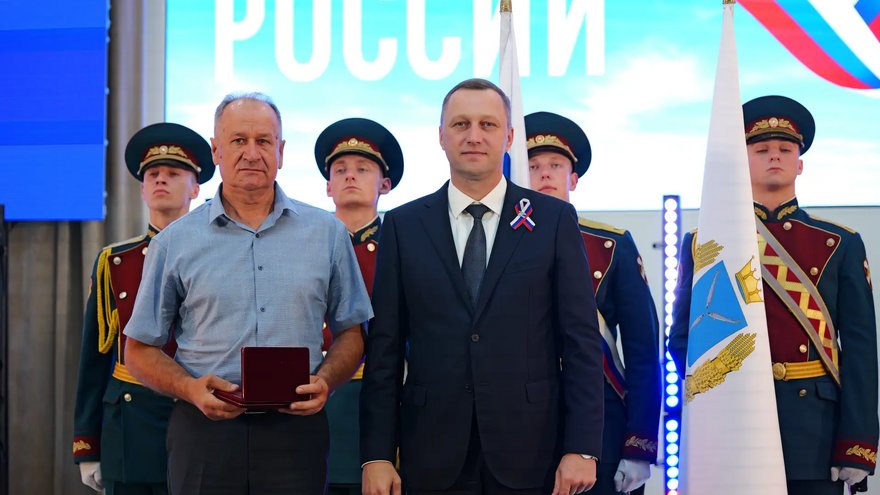 Саратовский губернатор наградил мать 10 детей