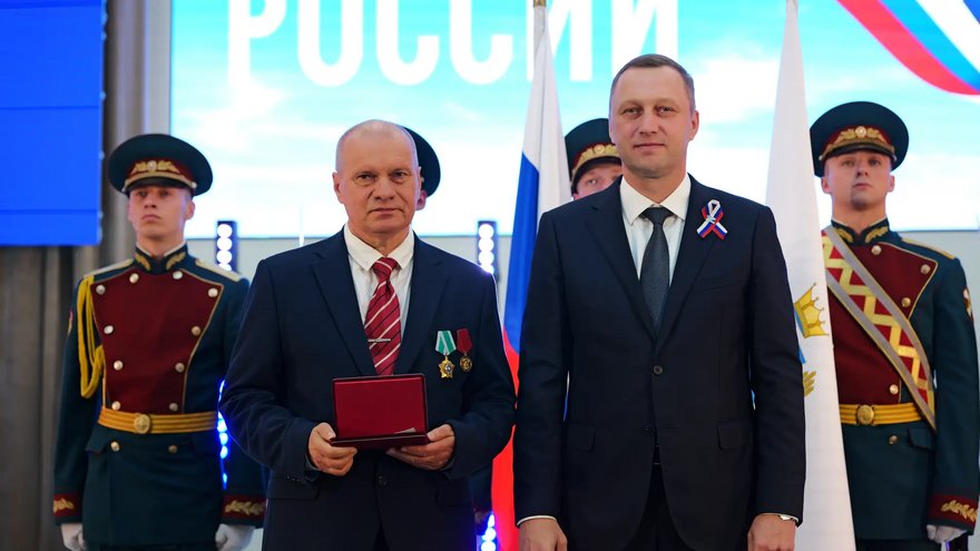 Саратовский губернатор наградил мать 10 детей