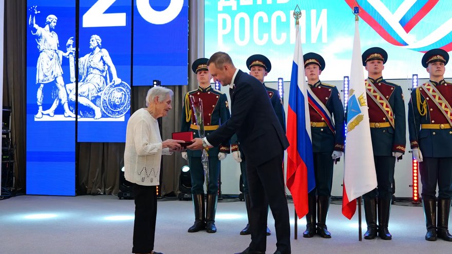 Саратовский губернатор наградил мать 10 детей