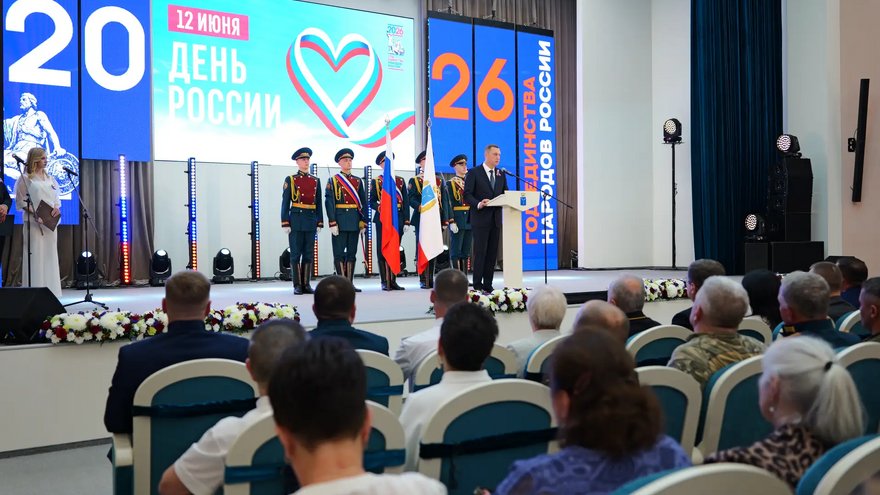 Саратовский губернатор наградил мать 10 детей