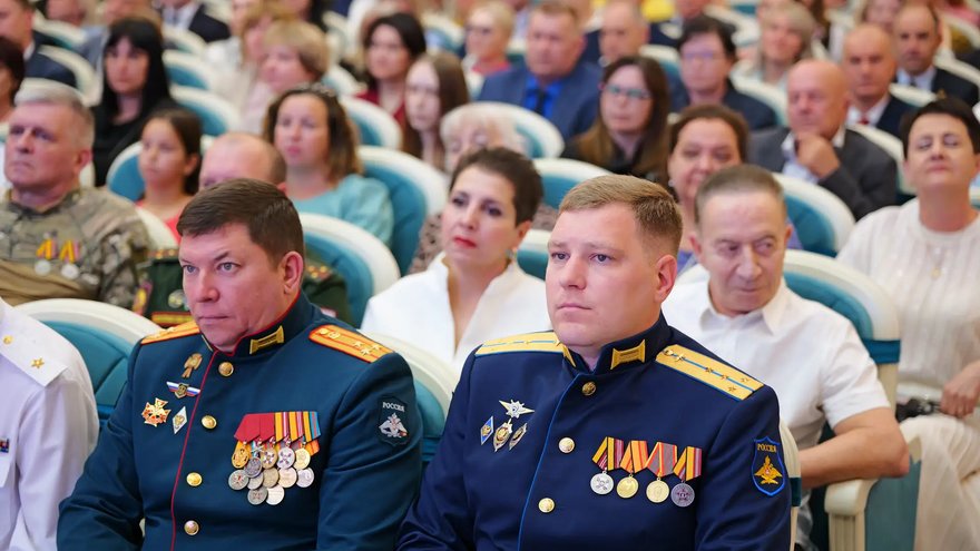 Саратовский губернатор наградил мать 10 детей