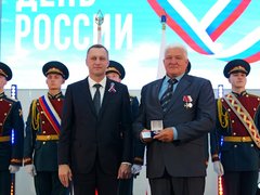Саратовский губернатор наградил мать 10 детей