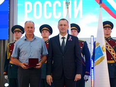 Саратовский губернатор наградил мать 10 детей