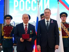 Саратовский губернатор наградил мать 10 детей