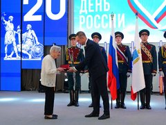Саратовский губернатор наградил мать 10 детей
