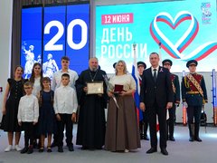 Саратовский губернатор наградил мать 10 детей