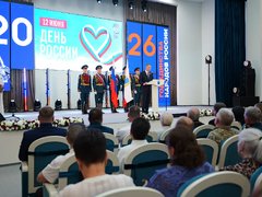 Саратовский губернатор наградил мать 10 детей