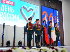 Саратовский губернатор наградил мать 10 детей