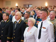 Саратовский губернатор наградил мать 10 детей