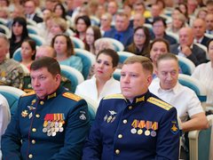 Саратовский губернатор наградил мать 10 детей