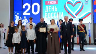 Саратовский губернатор наградил мать 10 детей