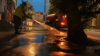 В Энгельсе начали мыть тротуары вручную