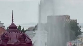 В центре Саратова забил триумфальный фонтан с 5-этажный дом