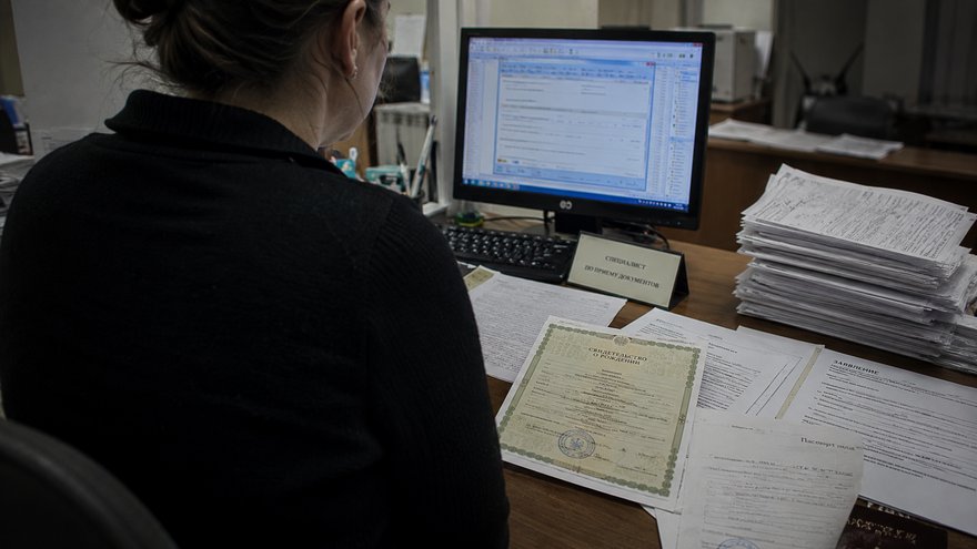 Женщина выдумала ребенка ради денег и отправилась в колонию