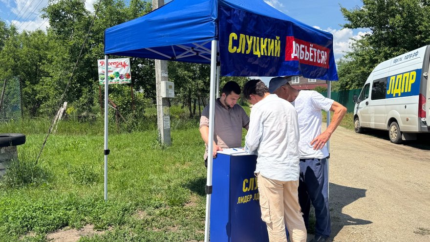 ЛДПР борется с мусорным коллапсом в Гагаринском районе