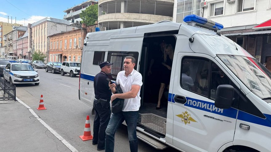 Саратовского депутата Анидалова доставили в суд
