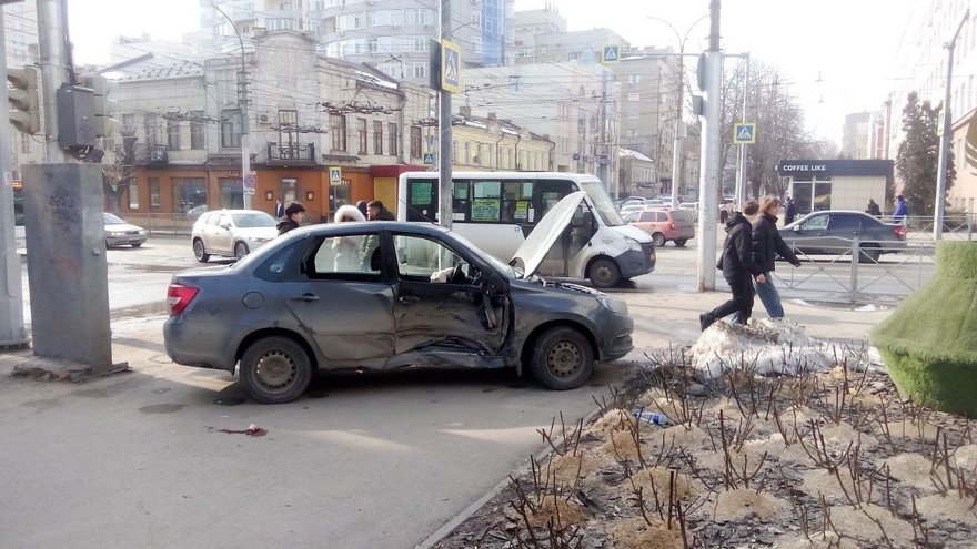 Полицейские ищут свидетелей аварии в центре Саратова