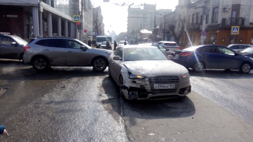 Полицейские ищут свидетелей аварии в центре Саратова