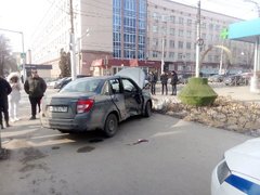 Полицейские ищут свидетелей аварии в центре Саратова