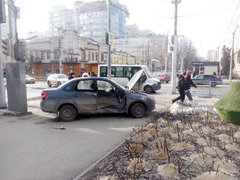 Полицейские ищут свидетелей аварии в центре Саратова