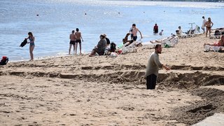 Не прыгать с мостов, не купаться пьяными, не устраивать игр с захватами: спасатели назвали основные правила безопасного отдыха на воде