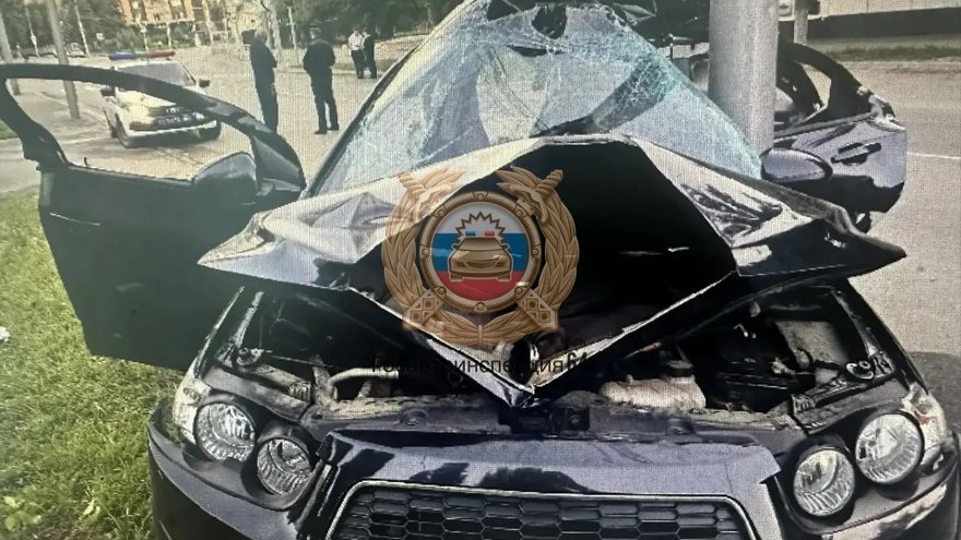 Мужчина на иномарке влетел в столб в центре Саратова