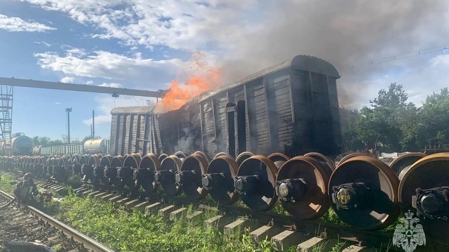 На 200-метровом пожаре под Энгельсом разлились алкидные смолы