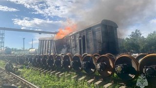 На 200-метровом пожаре под Энгельсом разлились алкидные смолы