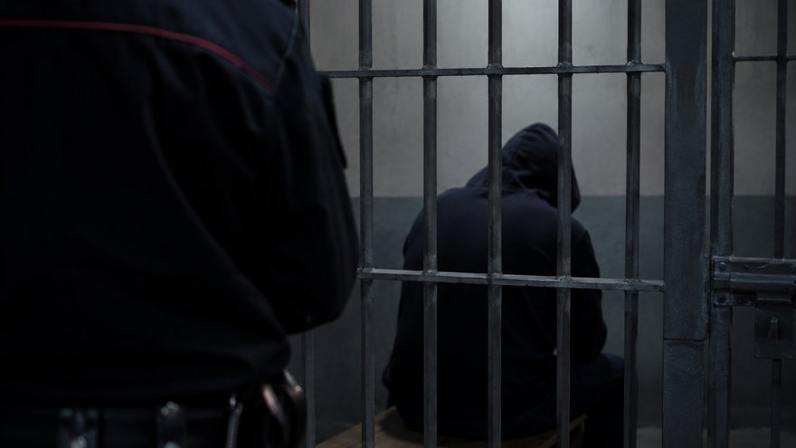 В Саратове мужчина пытался убедить суд в правильности нападения на полицейских