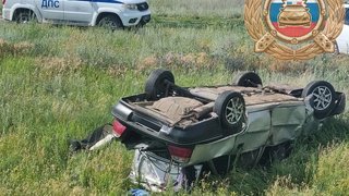В Саратовской области два человека пострадали в перевернувшейся иномарке