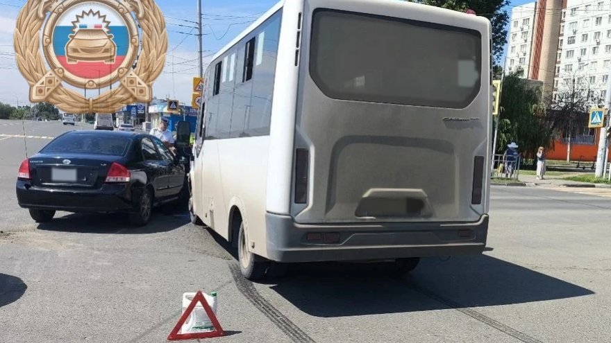 В Саратовской области два человека пострадали в столкновении легковушки с маршруткой