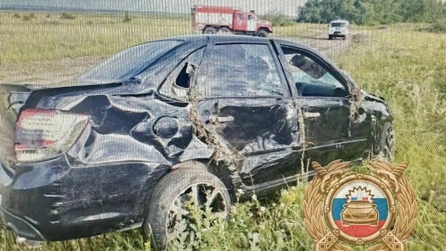 Под Саратовом три человека пострадали в улетевшей с дороги Ладе