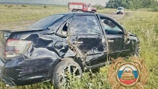 Под Саратовом три человека пострадали в улетевшей с дороги Ладе