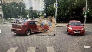 В Саратове водитель пострадал в ночном столкновении иномарок