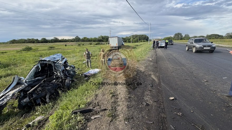 Женщина-водитель и 8-летняя девочка погибли в ДТП с грузовиком под Саратовом