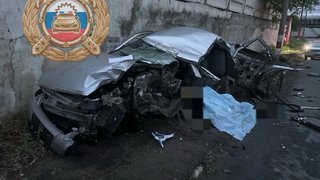 В Балакове водитель погиб во влетевшей в столб легковушке