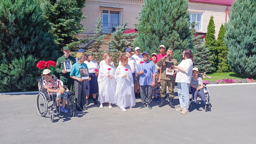 В День памяти и скорби проживающие Энгельсского дома-интерната зажгли свечи памяти