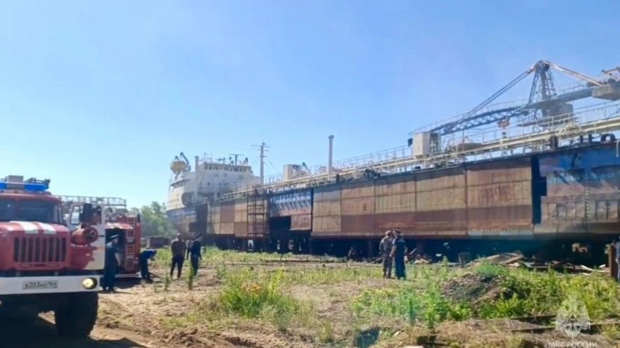 Танкер загорелся на судоремонтном заводе в Саратовской области