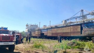 Танкер загорелся на судоремонтном заводе в Саратовской области
