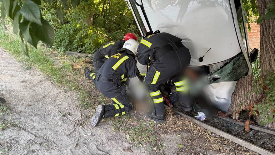 В Саратове два человека погибли во влетевшей в дерево Ладе