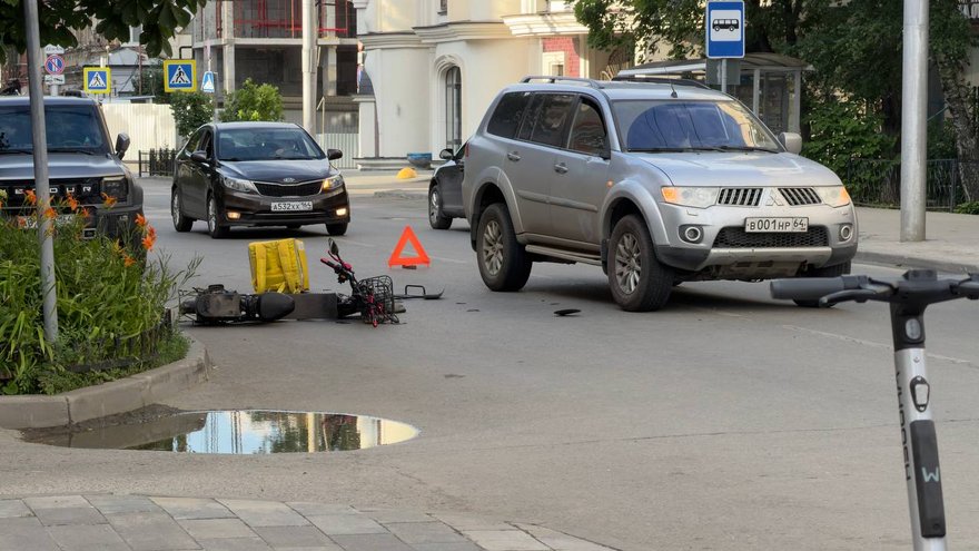 У саратовского Дворца бракосочетаний подбили курьера с Яндекс.Едой