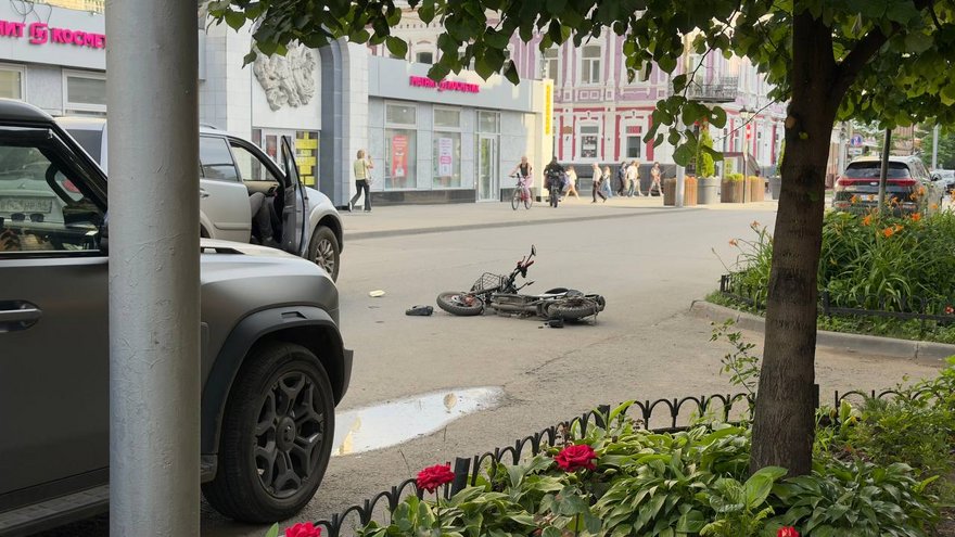 У саратовского Дворца бракосочетаний подбили курьера с Яндекс.Едой