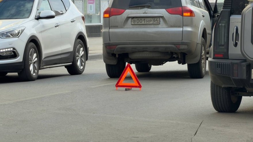 У саратовского Дворца бракосочетаний подбили курьера с Яндекс.Едой