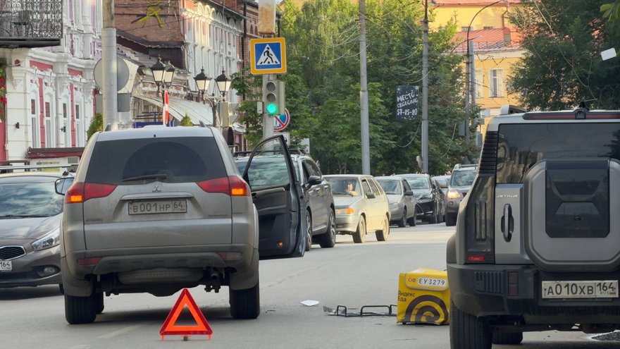 У саратовского Дворца бракосочетаний подбили курьера с Яндекс.Едой