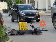 У саратовского Дворца бракосочетаний подбили курьера с Яндекс.Едой