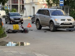 У саратовского Дворца бракосочетаний подбили курьера с Яндекс.Едой