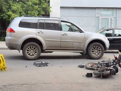 У саратовского Дворца бракосочетаний подбили курьера с Яндекс.Едой